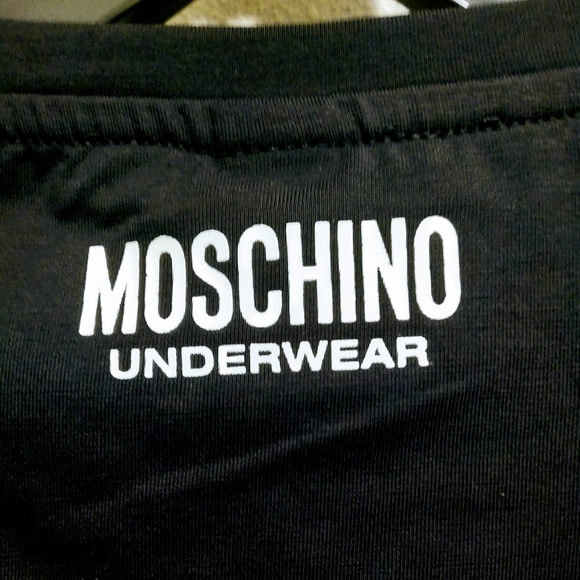 Authentic Moschino T-shirts - Picture 6 of 7